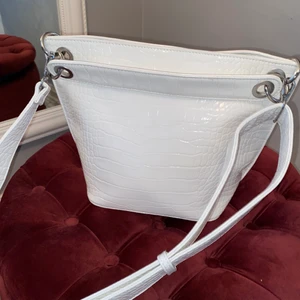 HVISK NEAT CAYMAN BAG - Köpte denna väskan från Hvisk för ett tag sedan för 849:- men inte haft någon användning utav den🥰 frakten kan vara mer eller mindre då jag inte vet vikten än!