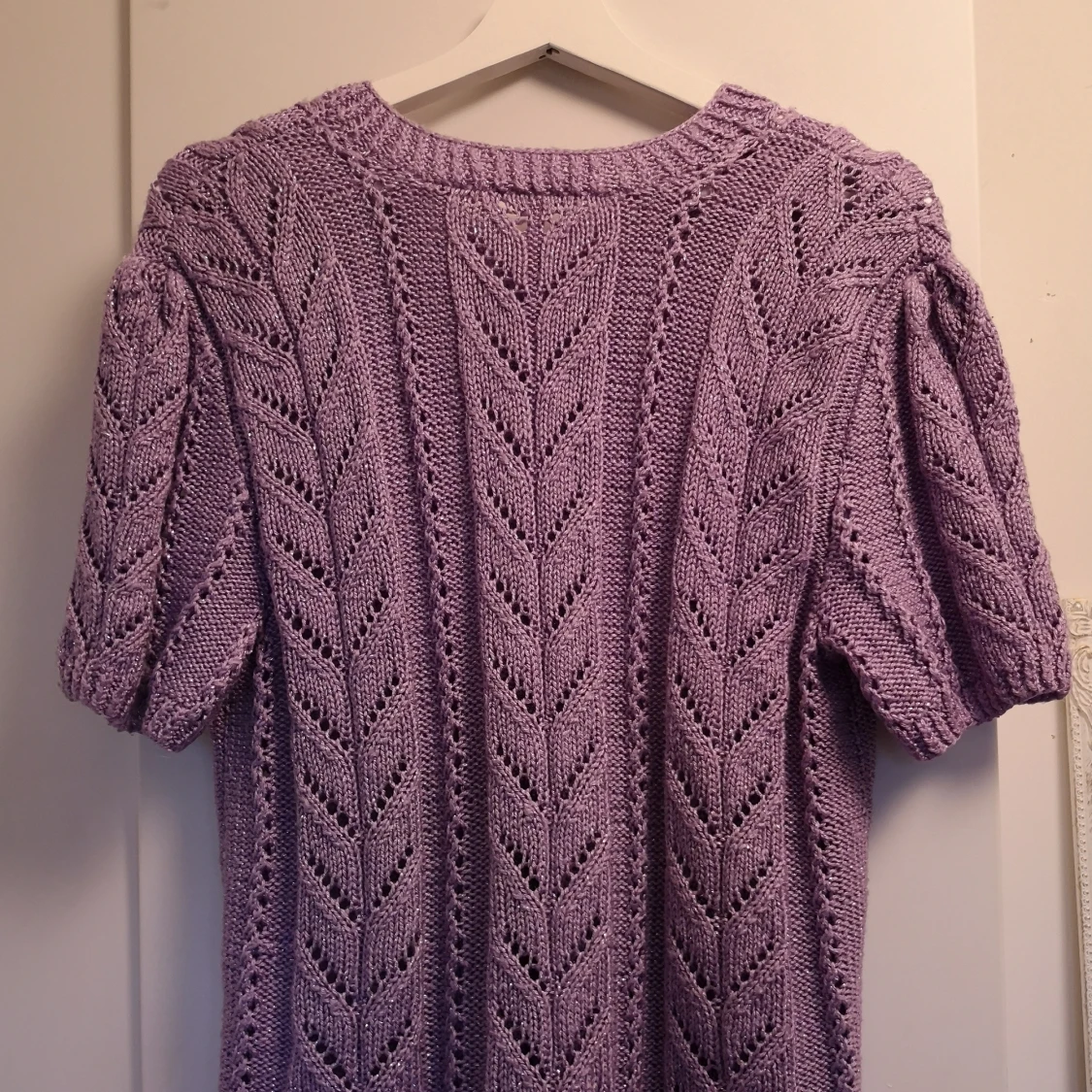 Stickad Pastell lila tröja med lite glitter  - 90