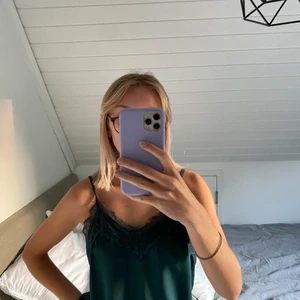 Grönt linne med spets - Superfint smaragdgrönt linne med spetsdetaljer från Vero Moda. Endast använt förra julen! 