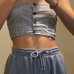 Kort linne - Ett kort line från monki. Säljer detta linne då de inte kommer till användning och aldrig använt. Budgivningen avlutas 15/10. Frakt ingår inte:)