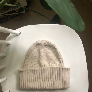 Helt oanvänd mössa från WEEKDAY - Weekdays fina mössa ”pull beanie” som endast är provad, men då den tyvärr inte satt så bra på mig så säljer jag den vidare! 🌱 nypris: 200kr  Mitt pris: 130kr och frakten ingår i priset 😍🌱💕