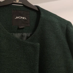 Höstkappa - En mörkgröna kappa från MONKI stl S. Den är i väldigt bra skick och har fickor. Inga knappar är lösa! 💚💚 