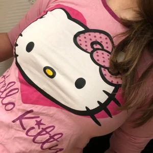 Söt Hello Kitty tröja - Gullig Hello Kitty tröja. Lång ärm, sitter som XS, hör av er vid frågor eller för fler bilder❣️