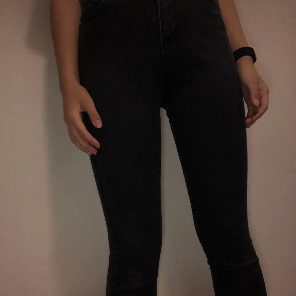 Supersnygga svart/gråa jeans med hög midja . Jeans & Byxor.