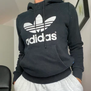 Adidas tröja - Hoodie från adidas, strl 34. Köpt på zalando. Köparen står för frakt.🖤