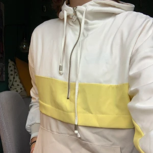 Tröja från zara  - Långärmad tröja från Zara, st xs. Andvänd Max tre gånger och i mycket bra skick! Har en stor ficka på framsidan och hög krage. 