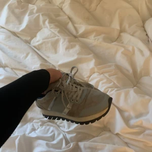 Sneakers!! - Säljer dessa snygga sneakers fr Zara i storlek 37🥺💖