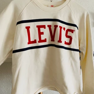 Retro Levis tröja knappt använd  - Croppad Levis tröja storlek m knappt använd 