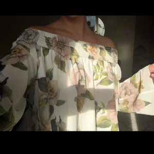 Blommig blus vida armar NAKD - Blommig blus med vida armar från NAKD storlek 36, använd fåtal gånger. Köpt för 399 säljer för 50:-. Köpare står för frakt🦋