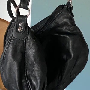 Svart shoulderbag  - En jätte söt liten väska, köpt på second hand. Kan mötas upp i Stockholm annars står frakten på köparen👌