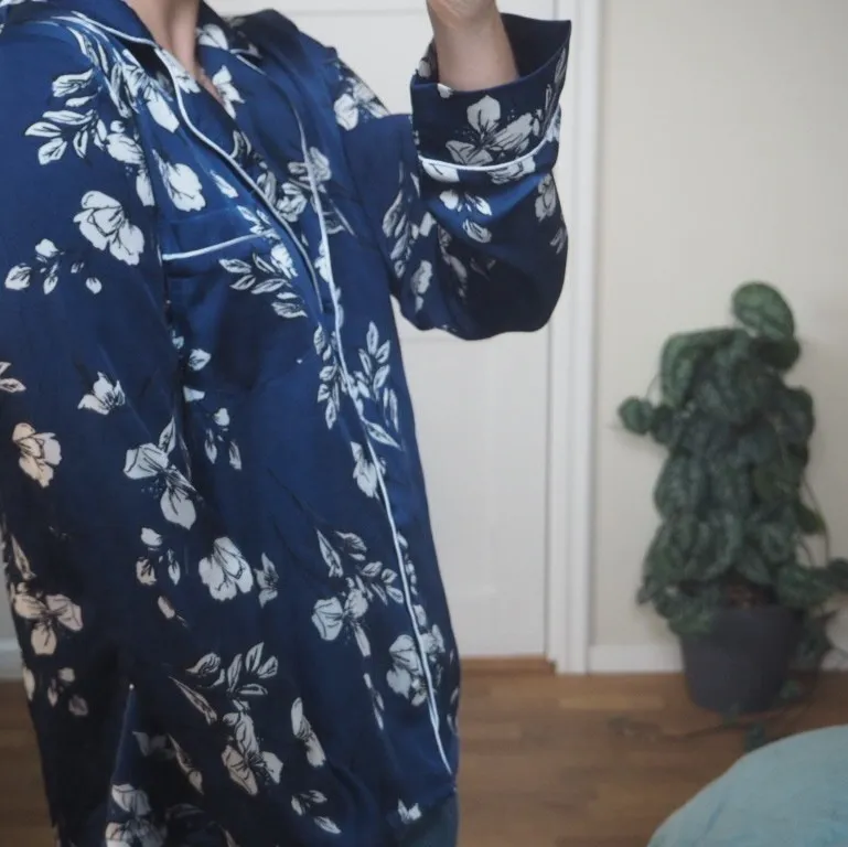 Skjorta liknande tröja från asos. Kan även använda som pyjamas. Mjuk material. Väldigt fin, man kan både klä upp och ner en outfit med denna. . Blusar.