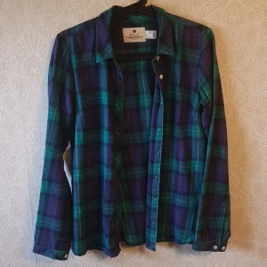 Grön/blå skjorta - köptes second hand, säljes för 60kr plus frakt elr upphämtning i kalmar. den är i gott skick och har ej använts.