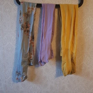Nylon strumpbyxor i olika färger - använda ett fåtal gånger, alla är hela men har lite smutsiga fötter. alla tre säljs flr 70kr, dem gula/lila är lite tjockare och dem blommiga lite tunnare.