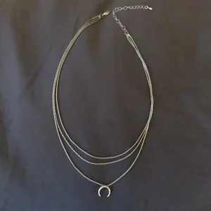 Silvrigt halsband  - Superfint oanvänt silvrigt halsband. Kan mötas upp men skickar helst via posten. 
