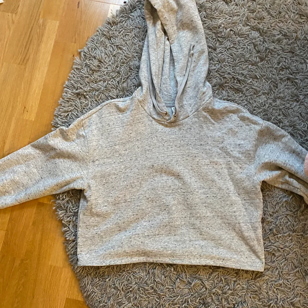 Super skön kort hoodie, super fin och använd nån enstaka gång. Tröjor & Koftor.