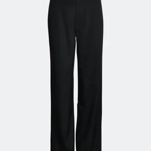 Bikbok svarta kostymbyxor  - Köptes för 300kr, säljer 150kr