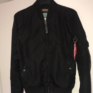 Alpha Industries  - Svart alpha jacka, dam modell i storlek L. (Små i storlekarna) jackan är använd ett fåtal ggr bara. Köpte den i våras för 2299:- 