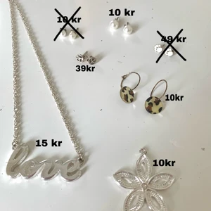 Smycken - Säljer lite olika smycken, peace-örhängena och tassarna är älta silver därav priserna på dem. Köp gärna föera i taget då det blir smidagare och frakten blir densamma då det är så små föremål 💕 Fraktar eller möts upp i Göteborg ❗️tassarna o pärlor sålda