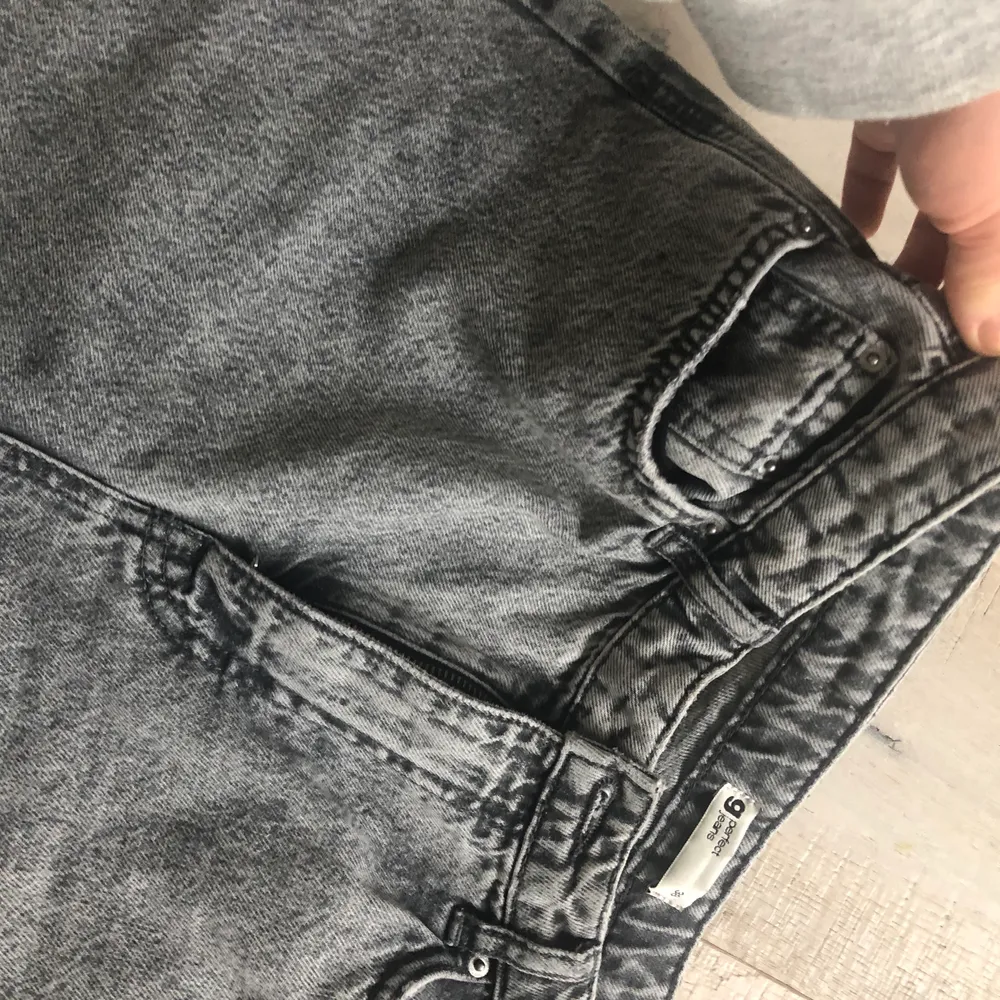 Grå jeans storlek 38 från gina! Mom modell. Jeans & Byxor.