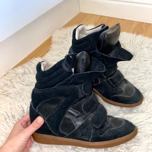 Isabel marant skor - Snygga Isabel marant skor, svarta, storlek 36. Köpte second hand för 3 år sedan, har själv inte använt dem så mycket så de är fortfarande i bra skick. Köparen står för frakt, kan även mötas upp i Stockholm.