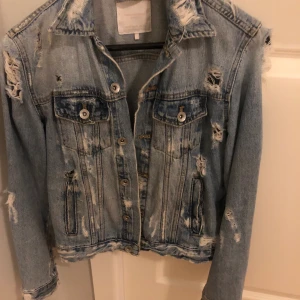 Zara jeans jacka  - Säljer nu denna från zara, köptes i spanien. Strl XS men passar även liten S. Nästan helt oanvänd. Köparen står för frakten 