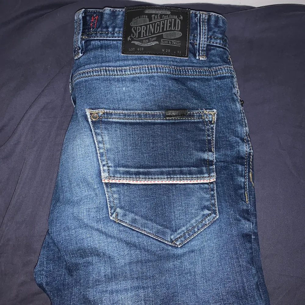 Ett par blåa slim fit jeans från märket Springfield köpta från Lanzarote säljes för 100kr.. Jeans & Byxor.