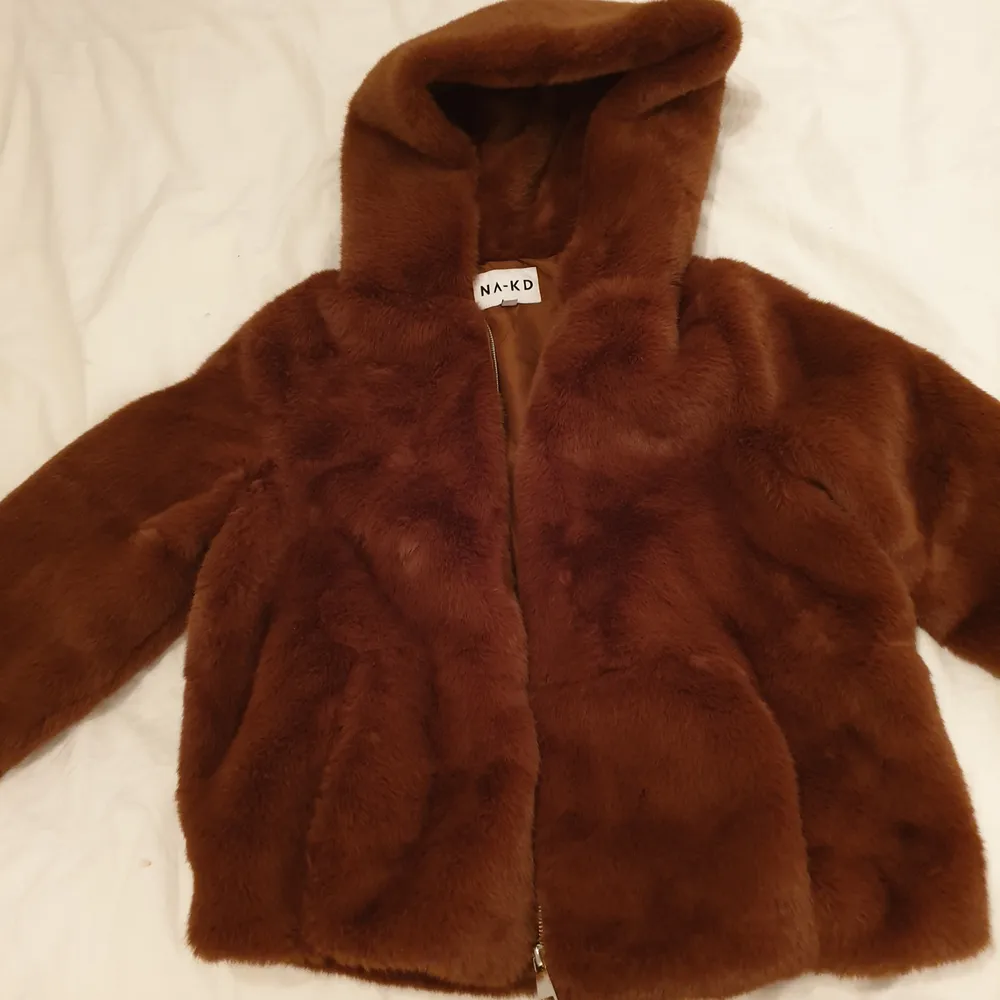 Hooded Faux Fur Jacket från NA-KD, brun färg. Har använts bara 2-3 gånger totalt, jätte fint skick som ny. Den är oversized jacka. Väldigt varm och skönt på vinter. Säljer för 250 kr då frakten ingår då. Kan även mötas upp i Helsingborg. 😊💞. Jackor.