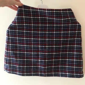 Pennkjol Monki - Passar en XS-S. Jättefin. Oanvänd då den är lite liten i midjan för mig. Frakt kostar 42 kr. 