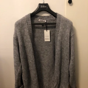 kofta  - En kofta från NAKD som aldrig är använd, prislappen kvar. Köpt för 299. Skriv vid intresse eller mer bilder😘