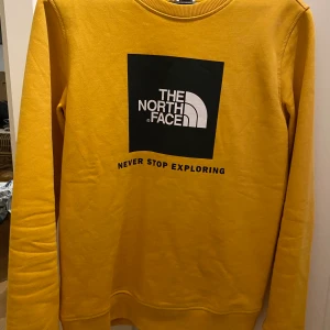 The North Face pull over sweatshirt  - Senapsgul pull-over / sweatshirt från North face i barnstorlek XL (motsvarande 176) nyskick. 