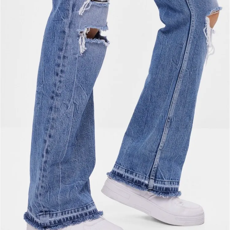 Dessa jätte fina,sköna o populära jeans från Bershka. Aldrig använt, helt nya. De är exakta samma modell på alla tre bilder men färgen på de jag säljer är ljusblåa som den sista bilden. Säljer i storlek 36 för 299kr ink frakt. Jeans & Byxor.