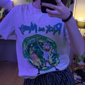 Rick & morty gullig T-shirt, fraktpris: ca 50kr?