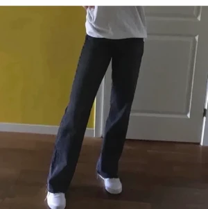 Zara jeans - Säljer dessa jeans som var försmå för mig tyvär, slutsålda och populära!💕 frakt ingår i priset