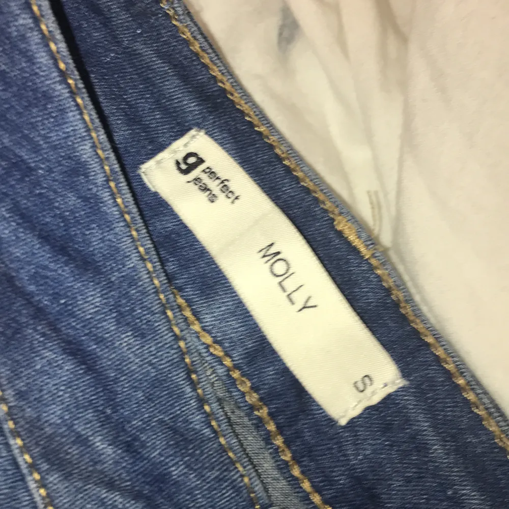 Tänkte sälja mina Gina tricot Molly jeans på grund av att dem tyvärr är försmå för mig. Dem är i storlek S men ganska små, dem är i bra skick och använda ca 2-3 gånger. Kan mötas upp i Västerås, köparen står för frakt 💕. Jeans & Byxor.