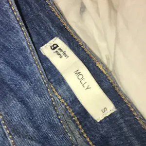 Tänkte sälja mina Gina tricot Molly jeans på grund av att dem tyvärr är försmå för mig. Dem är i storlek S men ganska små, dem är i bra skick och använda ca 2-3 gånger. Kan mötas upp i Västerås, köparen står för frakt 💕