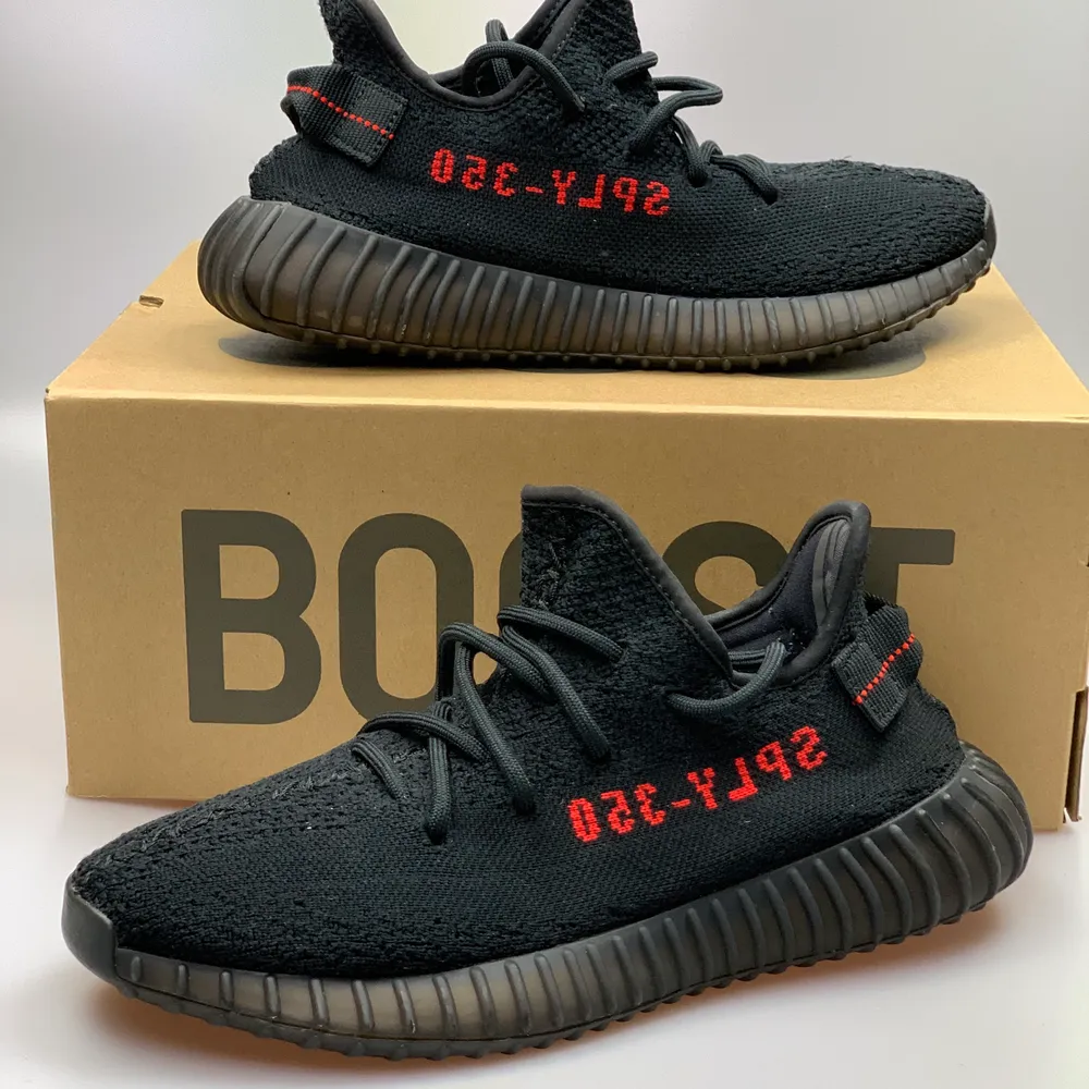 Säljer ett par yeezy 350 black red i riktigt bra skick! Skulle säga dessa är 9/10. Vill ni ha fler bilder så är det bara att fråga. Kvitto finns också. Vill man köpa dom nya från stockx kommer det ligga på 13600kr.   Jag tar bästa bud och är öppen för byten.                                                       Paketet skickas givetvis spårbart dubbelboxat och försäkrat från postnord. Vid frågor hör gärna av er. Skor.