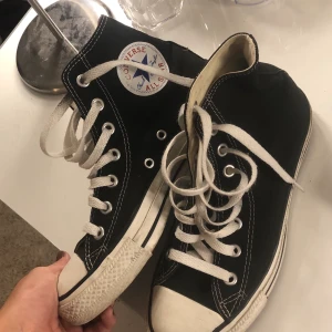 Svarta converse - Storlek 37.5! Passar 38 också enligt mig. Budgivning!