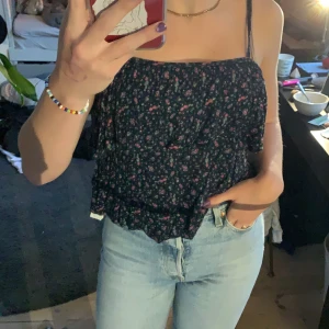 Topp - Jätte skönt linne/topp!! Fin detalj med volang. 