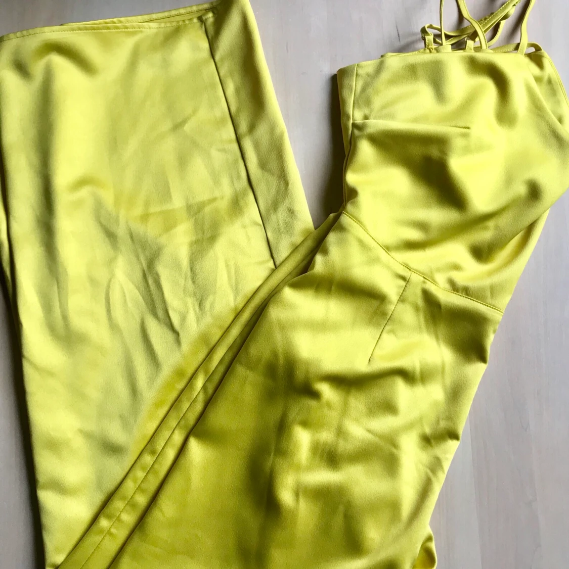 Gul byxdress med öppen rygg - 90