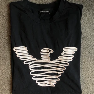Emporio Armani Tshirt - Emporio Armani T-shirt mörklblå storlek S, tight figursydd modell. Använd högst 3 gånger. Köpt för 600 säljer för 100. Köpare står för frakt🦋