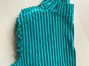 Blå polo från monki 💙 - Blå polo från monki. I randig textil, st s, superfin. 