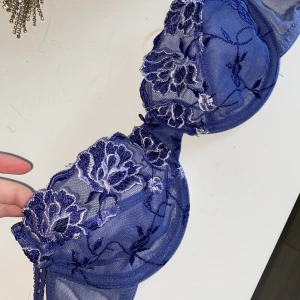 Genomskinligt Bh - Ett genomskinligt bh i storlek 75B. Köptes för ca 600kr och säljs då den inte passar mig längre. 