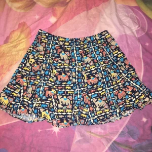 Mönstrad kort kjol - Den säljs pga att jag inte har på mig dig eftersom att den inte passar men jätte bra skick,aldrig använd. Köparen står för frakt 