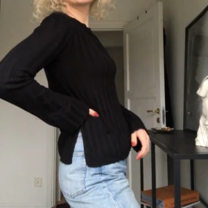 svart tröja - Superhärlig svart tröja med slit på sidan och vida ärmar, passar till allt! 🤍