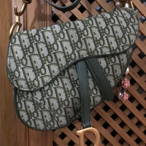 Medium sadelväska  - Använd men i nyskick. Hel och ren.