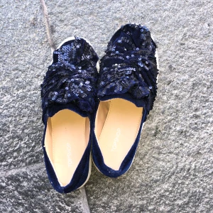 Sneakers - Säljer dessa sneakers från Topshop med glitter detaljer på. Fåtal gånger använda i storlek 39.
