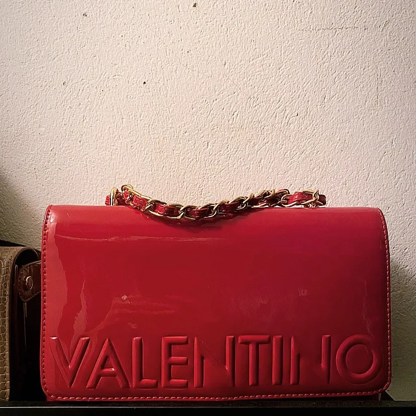 Säljer min väska från valentino då den ej kommer till användning. Stor och rymlig och så gott som ny. . Accessoarer.
