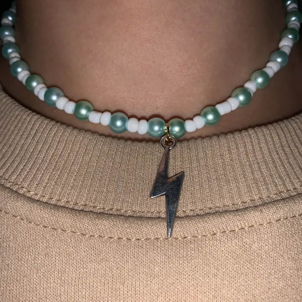 Fint halsband med pärlor och en ⚡️! 55kr + frakt💞. Accessoarer.