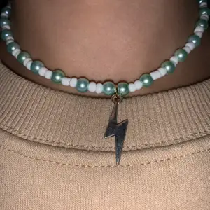 Fint halsband med pärlor och en ⚡️! 55kr + frakt💞
