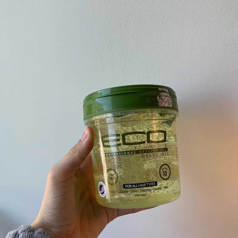 En eco gel som man har för att styla och göra edges med! ❤️🥰Är osäker på om jag ska sälja den men om jag får ett bra bud säljes den❤️. Accessoarer.